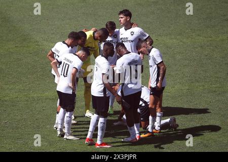 Rio de Janeiro, Brasile. 28 aprile 2024. Giocatori del Botafogo, durante la partita tra Flamengo e Botafogo, per la serie A 2024 brasiliana, allo Stadio Maracana, a Rio de Janeiro il 28 aprile. Foto: Nadine Freitas/DiaEsportivo/Alamy Live News crediti: DiaEsportivo/Alamy Live News Foto Stock