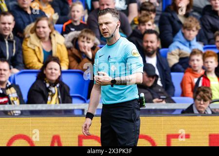 Arnhem, Paesi Bassi. 28 aprile 2024. ARNHEM, PAESI BASSI - APRILE 28: Gesti dell'arbitro Robin Hensgens durante l'incontro olandese Eredivisie tra Vitesse e fortuna Sittard al GelreDome il 28 aprile 2024 ad Arnhem, Paesi Bassi. (Foto di Broer van den Boom/Orange Pictures) credito: Orange Pics BV/Alamy Live News Foto Stock