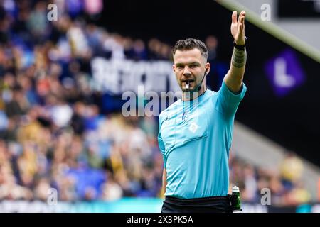 Arnhem, Paesi Bassi. 28 aprile 2024. ARNHEM, PAESI BASSI - APRILE 28: Gesti dell'arbitro Robin Hensgens durante l'incontro olandese Eredivisie tra Vitesse e fortuna Sittard al GelreDome il 28 aprile 2024 ad Arnhem, Paesi Bassi. (Foto di Broer van den Boom/Orange Pictures) credito: Orange Pics BV/Alamy Live News Foto Stock