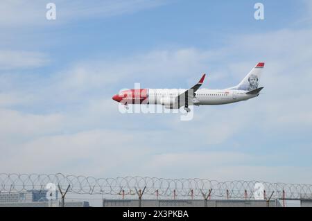 Kastrup/Copenaghen/ Danimarca/28 aprile 2024/.volo norvegese atterraggio all'aeroporto internazionale di Kastrup Copenhagen a kastrup amager Copenaghen Danimarca. (Foto.Francis Joseph Dean/Dean Pictures) (non per uso commerciale) Foto Stock