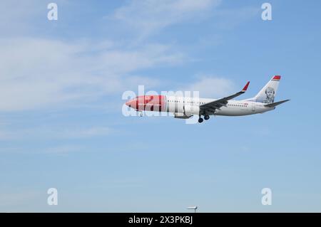 Kastrup/Copenaghen/ Danimarca/28 aprile 2024/.volo norvegese atterraggio all'aeroporto internazionale di Kastrup Copenhagen a kastrup amager Copenaghen Danimarca. (Foto.Francis Joseph Dean/Dean Pictures) (non per uso commerciale) Foto Stock