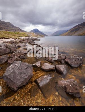 Costa rocciosa a Wastwater, Lake District Foto Stock