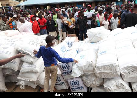 Nairobi, Kenya. 28 aprile 2024. I residenti di uno slum che sono stati sfollati dalle inondazioni aspettano rifornimenti in una scuola elementare?a Nairobi, Kenya, il 28 aprile 2024. Il Kenya ha stanziato 4 miliardi di scellini (circa 30 milioni di dollari USA) per rispondere immediatamente alle devastanti inondazioni causate dalle forti piogge in diverse parti del paese, ha detto venerdì il Vicepresidente Rigathi Gachagua. Crediti: John Okoyo/Xinhua/Alamy Live News Foto Stock