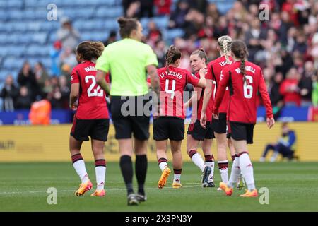 King Power Stadium, Leicester, domenica 28 aprile 2024. Ella Toone del Manchester United festeggia con la compagna di squadra Maya le Tissier dopo aver segnato il primo gol delle squadre durante la partita di Barclays WomenÕs Super League tra Leicester City e Manchester United al King Power Stadium di Leicester domenica 28 aprile 2024. (Crediti: James Holyoak / Alamy Live News) Foto Stock