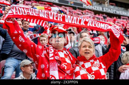 Mainz, Germania. 28 aprile 2024. Calcio: Bundesliga, FSV Mainz 05 - 1. FC Köln, Matchday 31, Mewa Arena. I tifosi di Mainz fanno il tifo per la loro squadra. Credito: Torsten Silz/dpa - NOTA IMPORTANTE: in conformità con i regolamenti della DFL German Football League e della DFB German Football Association, è vietato utilizzare o far utilizzare fotografie scattate nello stadio e/o della partita sotto forma di immagini sequenziali e/o serie di foto video./dpa/Alamy Live News Foto Stock