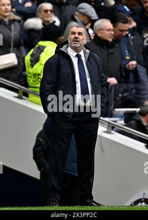 Londra, Regno Unito. 28 aprile 2024. Ange Postecoglou (allenatore degli Spurs) durante la partita di Premier League del Tottenham V Arsenal allo stadio Tottenham Hotspur. Questa immagine è SOLO per USO EDITORIALE. Licenza richiesta da Football DataCo per qualsiasi altro utilizzo. Crediti: MARTIN DALTON/Alamy Live News Foto Stock