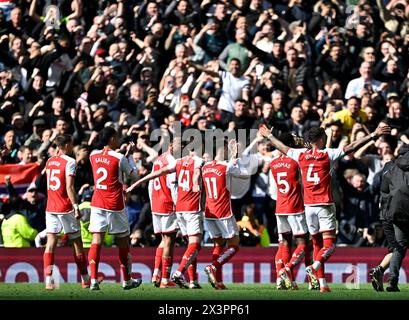 Londra, Regno Unito. 28 aprile 2024. I giocatori dell'Arsenal festeggiano con i loro tifosi alla fine della partita di Premier League del Tottenham V Arsenal allo stadio Tottenham Hotspur. Questa immagine è SOLO per USO EDITORIALE. Licenza richiesta da Football DataCo per qualsiasi altro utilizzo. Crediti: MARTIN DALTON/Alamy Live News Foto Stock