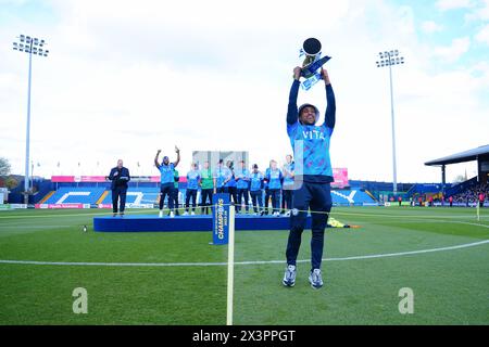 L'Ibou Touray della contea di Stockport festeggia con il trofeo durante una presentazione a Edgeley Park, Stockport, per celebrare la vittoria del titolo Sky Bet League Two. Data foto: Domenica 28 aprile 2024. Foto Stock