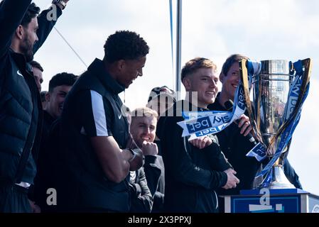 Portsmouth, Regno Unito. 28 aprile 2024. Il Portsmouth Football Club festeggia il suo successo come campione di campionato 1 con tifosi sul Southsea Common, Portsmouth, Regno Unito, domenica 28 aprile 2024 Credit: Emma Terracciano/Alamy Live News Foto Stock