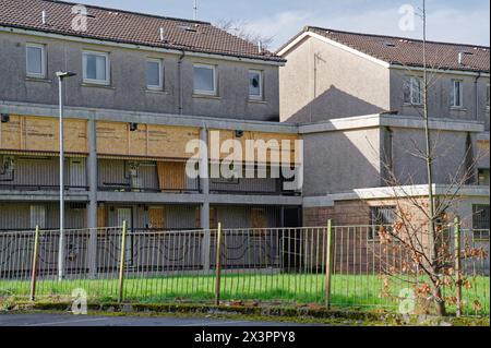 Appartamenti del Consiglio in una povera proprietà abitative abbandonati a Glasgow Foto Stock