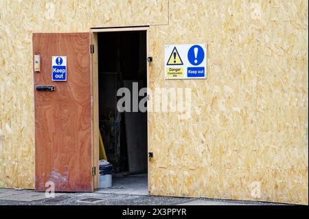 Cartello di ingresso sul sito dell'edificio sulla strada della città Foto Stock