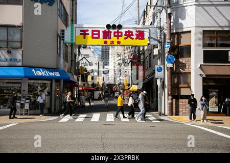 Osaka, Giappone; 20 ottobre 2023: Strade vicino all'area di Dotonbori nella città di osaka durante il giorno. Foto Stock
