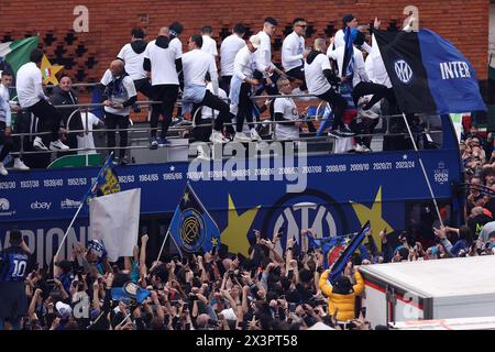 Milano, Italia. 28 aprile 2024. Giocatori dell'FC Internazionale in autobus durante la parata per celebrare la vittoria del campionato italiano di serie A il 28 aprile 2024 a Milano. Crediti: Marco Canoniero/Alamy Live News Foto Stock