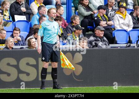 Arnhem, Paesi Bassi. 28 aprile 2024. ARNHEM, PAESI BASSI - APRILE 28: L'assistente arbitro Frans Ozinga guarda durante l'incontro olandese Eredivisie tra Vitesse e fortuna Sittard al GelreDome il 28 aprile 2024 ad Arnhem, Paesi Bassi. (Foto di Broer van den Boom/Orange Pictures) credito: Orange Pics BV/Alamy Live News Foto Stock