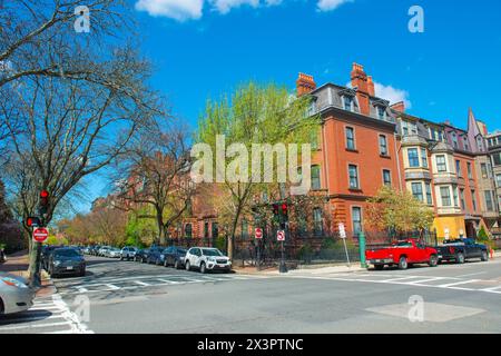 Storiche residenze cittadine residenziali in Marlborough Street a Berkeley St nel quartiere Back Bay, città di Boston, Massachusetts, Stati Uniti. Foto Stock