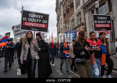 Londra, Regno Unito. 27 aprile 2024. I manifestanti marciano con cartelli e bandiere durante la manifestazione verso la Whitehall di Londra, Regno Unito. Il 109° anniversario del genocidio armeno è stato commemorato il 24 aprile 2024. Ed è considerato l'inizio del genocidio quando l'esercito turco deportò e giustiziò molti intellettuali. E una stima di 1,5 milioni di persone sono state uccise. Al giorno d'oggi, il governo turco continua a negare il massacro. Anche se molti paesi hanno riconosciuto questa prima guerra mondiale agiscono come genocidio. Credito: SOPA Images Limited/Alamy Live News Foto Stock