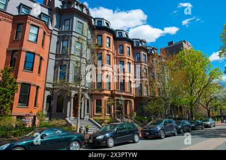 Storiche residenze cittadine residenziali in Marlborough Street tra Berkeley Street e Arlington Street nel quartiere Back Bay, città di Boston, Massachusetts Foto Stock