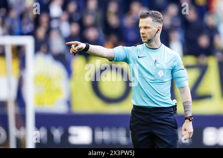 Arnhem, Paesi Bassi. 28 aprile 2024. ARNHEM, PAESI BASSI - APRILE 28: Gesti dell'arbitro Robin Hensgens durante l'incontro olandese Eredivisie tra Vitesse e fortuna Sittard al GelreDome il 28 aprile 2024 ad Arnhem, Paesi Bassi. (Foto di Broer van den Boom/Orange Pictures) credito: Orange Pics BV/Alamy Live News Foto Stock