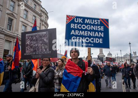 Londra, Regno Unito. 27 aprile 2024. I manifestanti marciano con cartelli e bandiere verso la Whitehall di Londra, nel Regno Unito durante la manifestazione. Il 109° anniversario del genocidio armeno è stato commemorato il 24 aprile 2024. Ed è considerato l'inizio del genocidio quando l'esercito turco deportò e giustiziò molti intellettuali. E una stima di 1,5 milioni di persone sono state uccise. Al giorno d'oggi, il governo turco continua a negare il massacro. Anche se molti paesi hanno riconosciuto questa prima guerra mondiale agiscono come genocidio. (Foto di Krisztian Elek/SOPA Images/Sipa USA) credito: SIPA USA/Alamy Live News Foto Stock