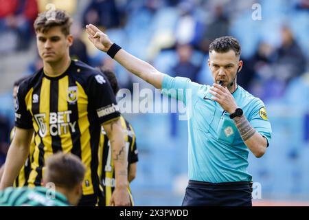 Arnhem, Paesi Bassi. 28 aprile 2024. ARNHEM, PAESI BASSI - APRILE 28: L'arbitro Robin Hensgens fischiava durante l'incontro olandese Eredivisie tra Vitesse e fortuna Sittard al GelreDome il 28 aprile 2024 ad Arnhem, Paesi Bassi. (Foto di Broer van den Boom/Orange Pictures) credito: Orange Pics BV/Alamy Live News Foto Stock