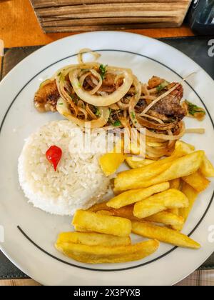 Piatto con riso, patatine fritte e bistecca di lombo. Piatto molto popolare nella cucina brasiliana. Foto Stock