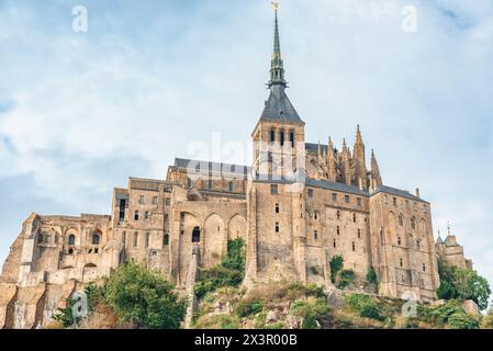 Castello gotico di Mont Saint Michel con abbazia sull'isola, Normandia, Francia settentrionale, Europa. Isola di marea con cattedrale gotica medievale in Foto Stock