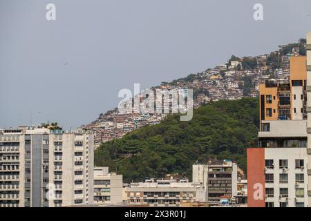 Vidigal Hill visto dal quartiere di Ipanema a Rio de Janeiro, Brasile. Foto Stock