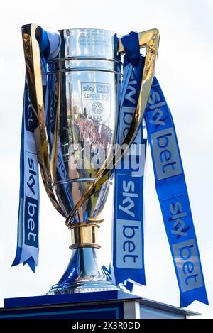 Portsmouth, Regno Unito. 28 aprile 2024. Il Portsmouth Football Club festeggia il suo successo come campione di campionato 1 con tifosi sul Southsea Common, Portsmouth, Regno Unito, domenica 28 aprile 2024 Credit: Emma Terracciano/Alamy Live News Foto Stock