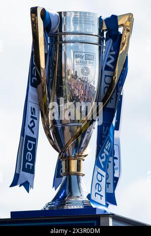 Portsmouth, Regno Unito. 28 aprile 2024. Il Portsmouth Football Club festeggia il suo successo come campione di campionato 1 con tifosi sul Southsea Common, Portsmouth, Regno Unito, domenica 28 aprile 2024 Credit: Emma Terracciano/Alamy Live News Foto Stock