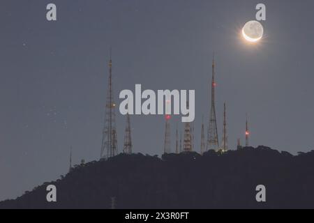 Set lunare sulle antenne Sumare a Rio de Janeiro, Brasile. Foto Stock