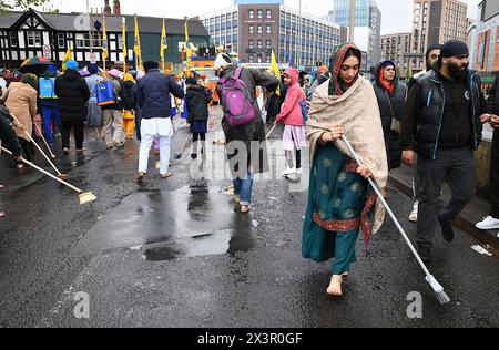 Leicester, Regno Unito, 28 aprile 2024 processione annuale Vaisakhi a Leicester che si svolge oggi, 28 aprile 2024. Spazza la strada di fronte ai "Beloved Five". Crediti : DeBG Photography crediti: Chris De Bretton-Gordon/Alamy Live News Foto Stock