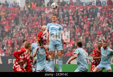 Mainz, Germania. 28 aprile 2024. Calcio: Bundesliga, FSV Mainz 05 - 1. FC Köln, Matchday 31, Mewa Arena. Colonia è Benno Schmitz al ballo. Credito: Torsten Silz/dpa - NOTA IMPORTANTE: in conformità con i regolamenti della DFL German Football League e della DFB German Football Association, è vietato utilizzare o far utilizzare fotografie scattate nello stadio e/o della partita sotto forma di immagini sequenziali e/o serie di foto video./dpa/Alamy Live News Foto Stock