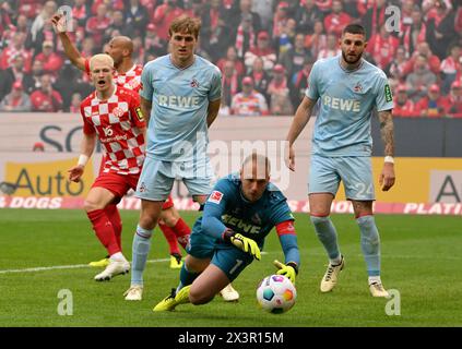 Mainz, Germania. 28 aprile 2024. Calcio: Bundesliga, FSV Mainz 05 - 1. FC Köln, Matchday 31, Mewa Arena. Il portiere di Colonia Marvin Schwäbe salva. Credito: Torsten Silz/dpa - NOTA IMPORTANTE: in conformità con i regolamenti della DFL German Football League e della DFB German Football Association, è vietato utilizzare o far utilizzare fotografie scattate nello stadio e/o della partita sotto forma di immagini sequenziali e/o serie di foto video./dpa/Alamy Live News Foto Stock