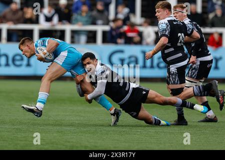 Newcastle, GBR. 28 aprile 2024. Matias Moroni dei Newcastle Falcons affronta Joe Carpenter dei sale Sharks durante il Gallagher Premiership match tra Newcastle Falcons e sale Sharks a Kingston Park, Newcastle, domenica 28 aprile 2024. (Foto: Chris Lishman | mi News) crediti: MI News & Sport /Alamy Live News Foto Stock