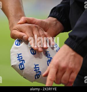 Mainz, Germania. 28 aprile 2024. Calcio: Bundesliga, FSV Mainz 05 - 1. FC Köln, Matchday 31, Mewa Arena. Karim Onisiwo di Mainz con una mano ferita. Credito: Torsten Silz/dpa - NOTA IMPORTANTE: in conformità con i regolamenti della DFL German Football League e della DFB German Football Association, è vietato utilizzare o far utilizzare fotografie scattate nello stadio e/o della partita sotto forma di immagini sequenziali e/o serie di foto video./dpa/Alamy Live News Foto Stock