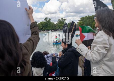 Madrid, Spagna. 28 aprile 2024. Un gruppo di manifestanti pro-palestinesi cantano slogan durante la manifestazione al Parco del Retiro. Un gruppo di attivisti filo-palestinesi ha messo in scena nello stagno centrale del parco El Retiro di Madrid il "blocco della flottiglia” di aiuti umanitari noleggiati dalla Spagna attraverso il Mediterraneo e attualmente detenuti in Turchia con l'impossibilità di salpare per Gaza. Credito: SOPA Images Limited/Alamy Live News Foto Stock