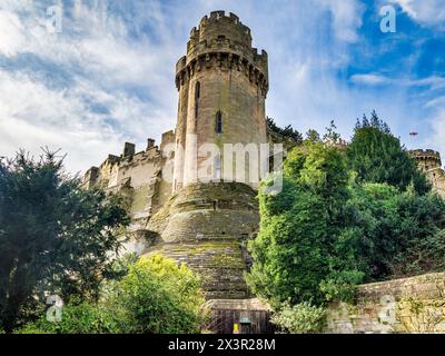 Caesar's Tower, una torre del XIV secolo che fa parte del castello di Warwick, a Warwick, Regno Unito. Prelevato dall'esterno del terreno. Foto Stock