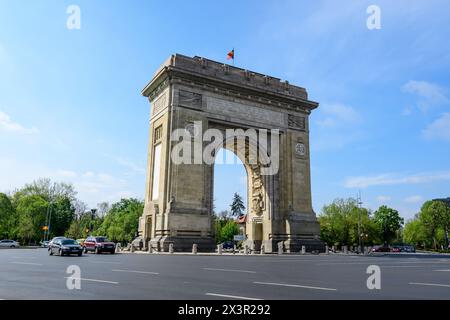 Bucarest, 30 aprile 2021: Arcul de Triumf (Arco di Trionfo) è un arco trionfale e punto di riferimento, situato nella parte settentrionale della città Foto Stock