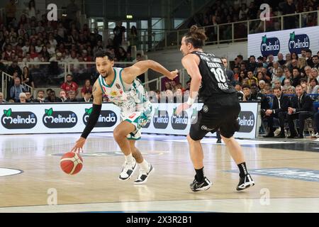 Trento, Italia. 28 aprile 2024. Payton Willis di Estra Pistoia gioca il pallone durante la partita tra Dolomiti energia Trentino ed Estra Pistoia, 29 giorni di regular season del Campionato Italiano di Basket A1 2023/2024 al T Quotidiano Arena il 28 aprile 2024, Trento, Italia. Credito: Agenzia fotografica indipendente/Alamy Live News Foto Stock