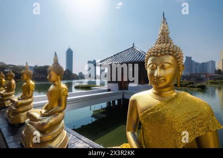 Tempio buddista sul lago nel centro di Colombo. Tempio Seema Malaka nello Sri Lanka. Foto Stock