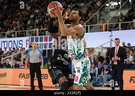 Trento, Italia. 28 aprile 2024. Penetrazione di Payton Willis di Estra Pistoia durante la partita tra Dolomiti energia Trentino ed Estra Pistoia, 29° giorni di regular season del Campionato Italiano di pallacanestro A1 2023/2024 al T Quotidiano Arena il 28 aprile 2024, Trento, Italia. Credito: Agenzia fotografica indipendente/Alamy Live News Foto Stock