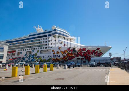 Norwegian Gem by Norwegian Cruise Line attraccata al porto delle navi da crociera di Boston nel Seaport District, città di Boston, Massachusetts, Stati Uniti. Foto Stock