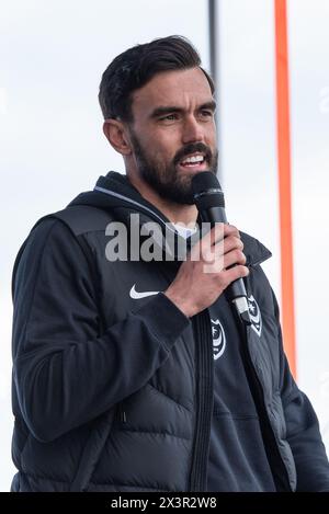 Portsmouth, Regno Unito. 28 aprile 2024. Il Portsmouth Football Club festeggia il suo successo come campione di campionato 1 con tifosi sul Southsea Common, Portsmouth, Regno Unito, domenica 28 aprile 2024 Credit: Emma Terracciano/Alamy Live News Foto Stock