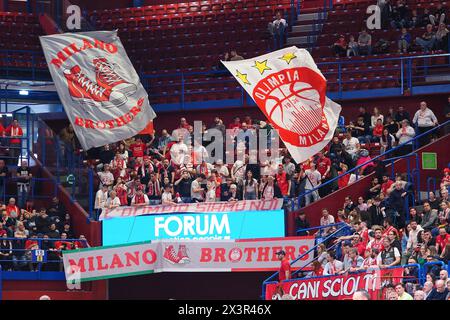 Milano, Italia. 28 aprile 2024. Tifosi di EA7 Emporio Armani Olimpia Milano durante EA7 Emporio Armani Milano vs Germani Brescia, partita di serie A di pallacanestro A Milano, Italia, aprile 28 2024 crediti: Agenzia fotografica indipendente/Alamy Live News Foto Stock