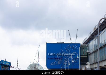 Acquario di Genova. Grande oceanario vicino al porto: Acquari con un ecosistema ricreato, animali d'acqua dolce e marini. Genova, Liguria, Italia 26.04. Foto Stock