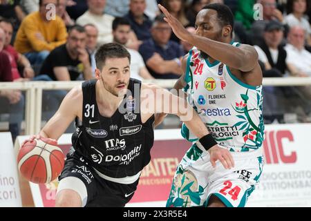 Trento, Italia. 28 aprile 2024. Matt Mooney delle Dolomiti Trentino energia durante la partita tra Dolomiti energia Trentino ed Estra Pistoia, 29 giorni di regular season del Campionato Italiano di Basket A1 2023/2024 al T Quotidiano Arena il 28 aprile 2024, Trento, Italia. Credito: Agenzia fotografica indipendente/Alamy Live News Foto Stock