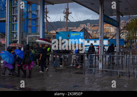 Acquario di Genova. Grande oceanario vicino al porto: Acquari con un ecosistema ricreato, animali d'acqua dolce e marini. Genova, Liguria, Italia 26.04. Foto Stock