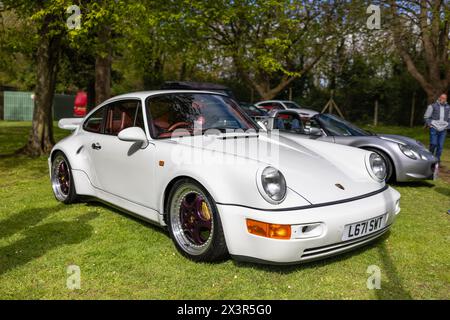 1993 Porsche 964 Turbo S, in mostra allo Scramble di aprile tenutosi al Bicester Heritage Centre il 21 aprile 2024. Foto Stock