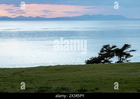 Tramonto sullo stretto di Puget con la catena montuosa Olympic Mt a distanza da Whidbey Island Washington Foto Stock