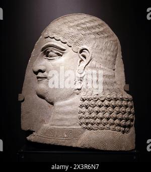 Dignitario di corte. Regno di Sargon II d'Assiria (721-705 a.C.). Calcite alabastro. Da Khorsabad, Palazzo di Sargón II Musei reali. Museo Archeologico Foto Stock